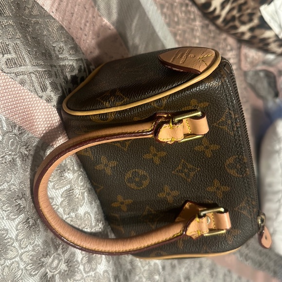 Selling this purse had it for a minute and decided I don’t want it no more! - Picture 1 of 6